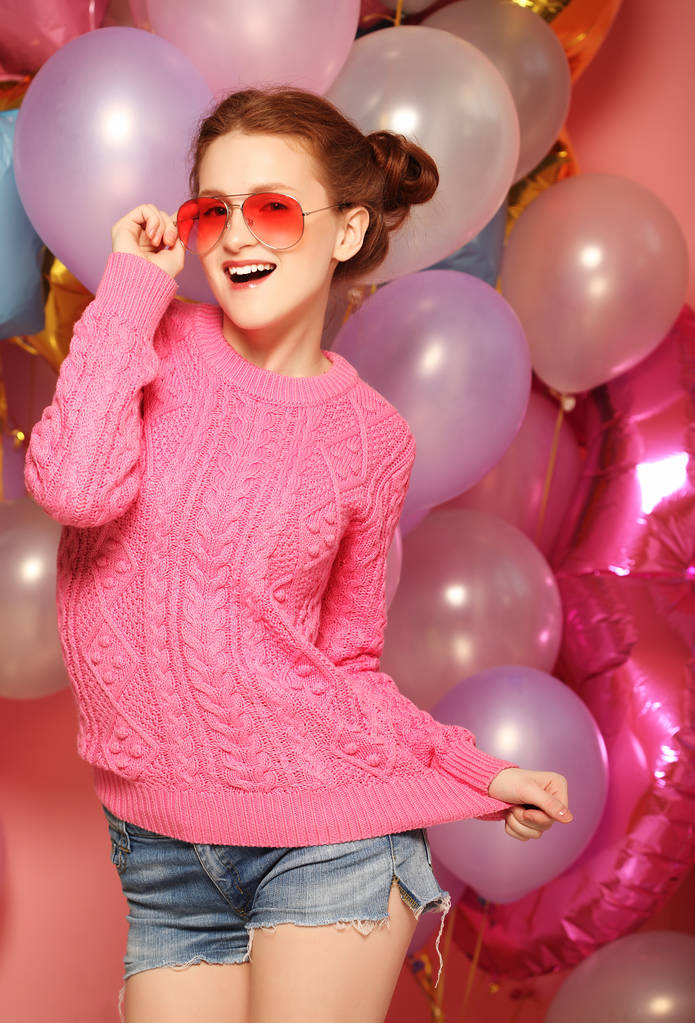 Mooie jonge vrouw met gekleurde ballonnen - Foto, afbeelding