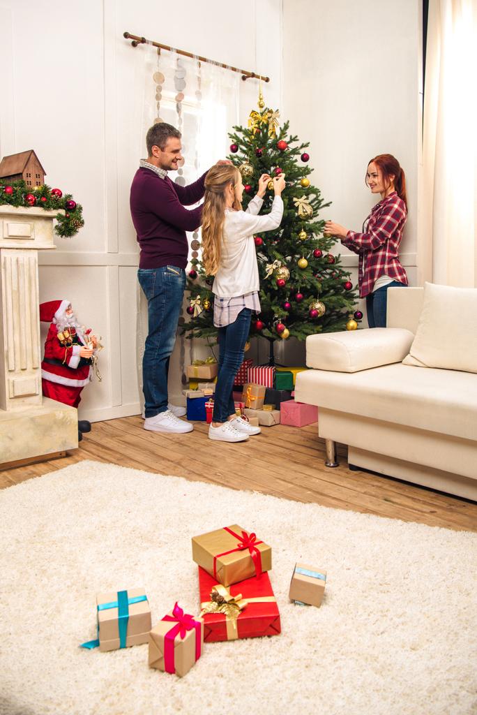 famiglia decorato albero di Natale
 - Foto, immagini