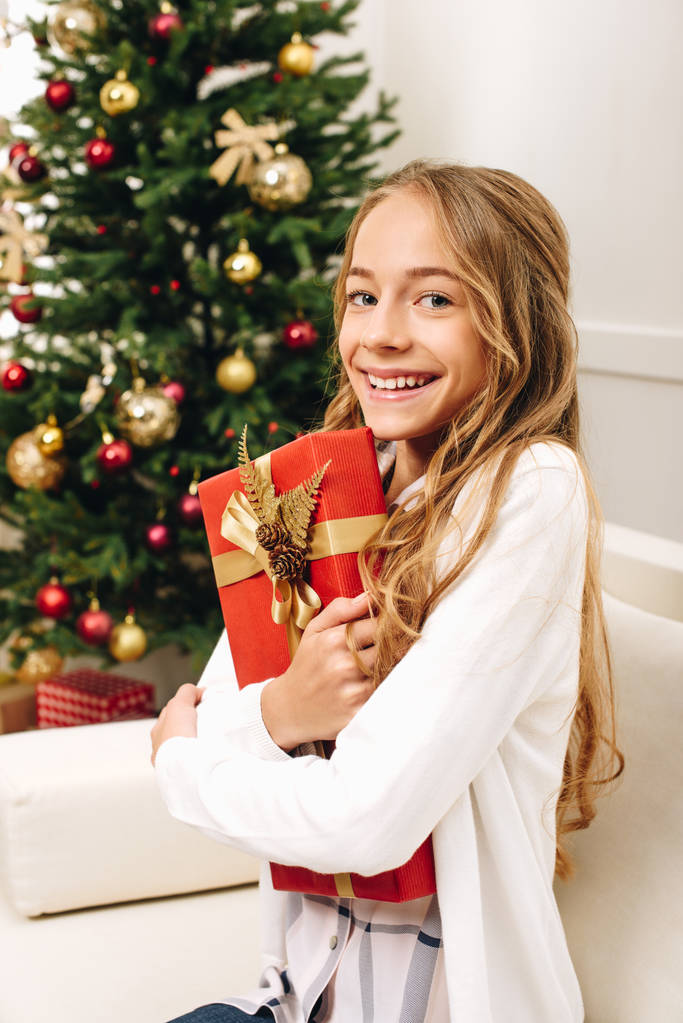 adolescente con regalo de Navidad
 - Foto, Imagen
