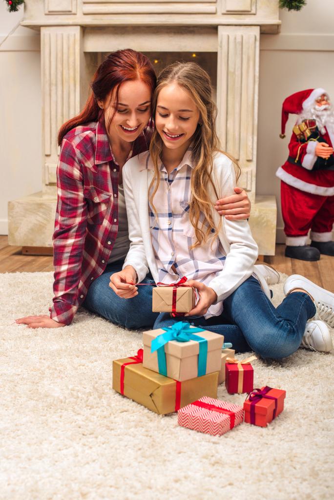 мати і дочка з різдвяними подарунками
 - Фото, зображення