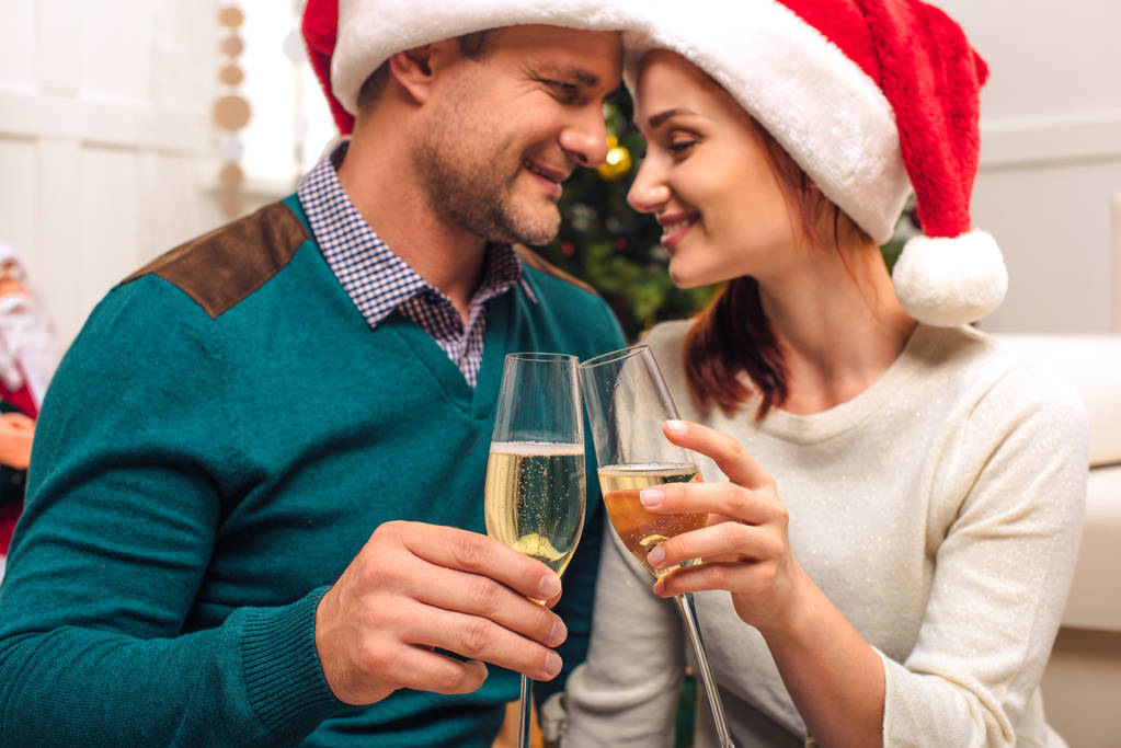 ζευγάρι πίνει σαμπάνια στο νέο έτος - Φωτογραφία, εικόνα