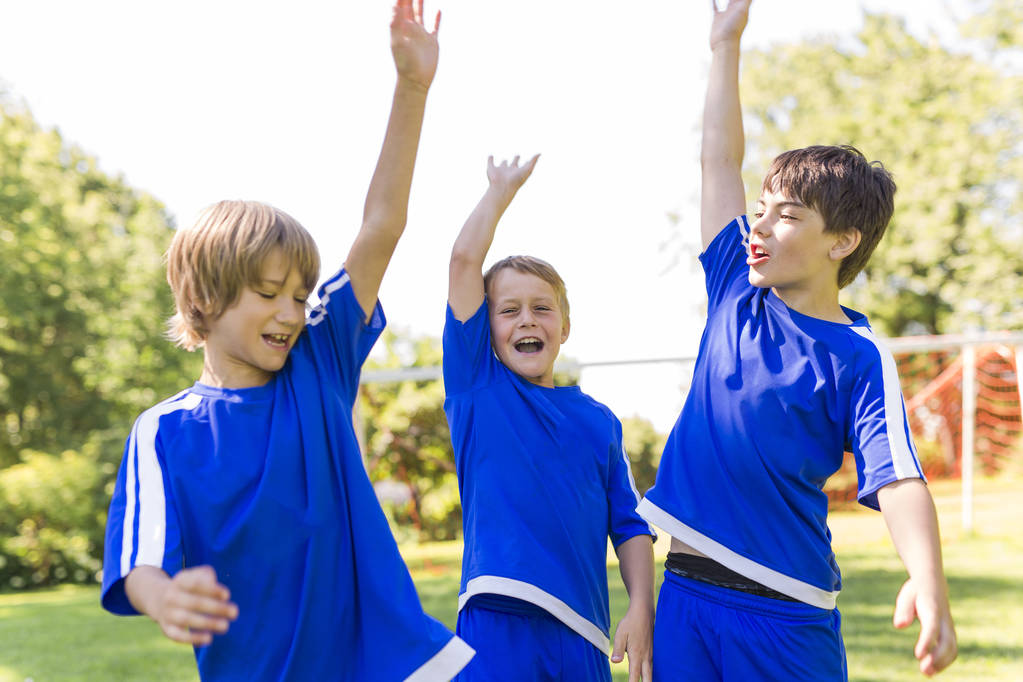 Futbol topu üzerinde spor üniforma ile üç, genç çocuk - Fotoğraf, Görsel