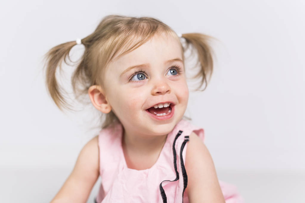 Πορτρέτο του ένα δύο χρονών κορίτσι που απομονώνονται σε λευκό φόντο - Φωτογραφία, εικόνα