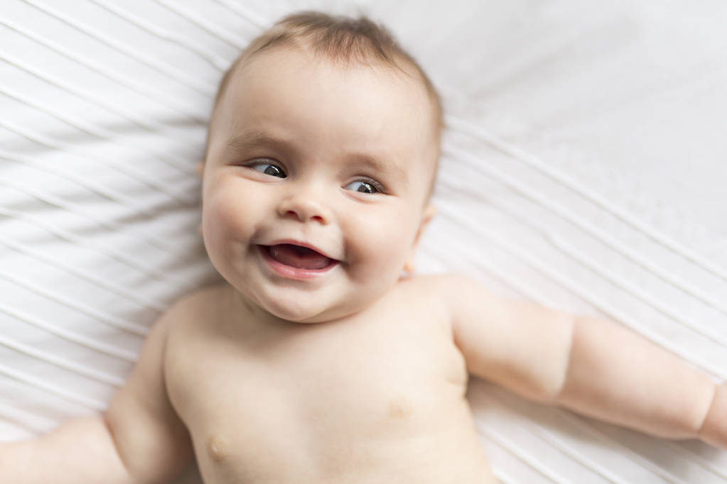 Söpö onnellinen 7 kuukautta vauva tyttö vaippa valehtelee ja pelaa - Valokuva, kuva