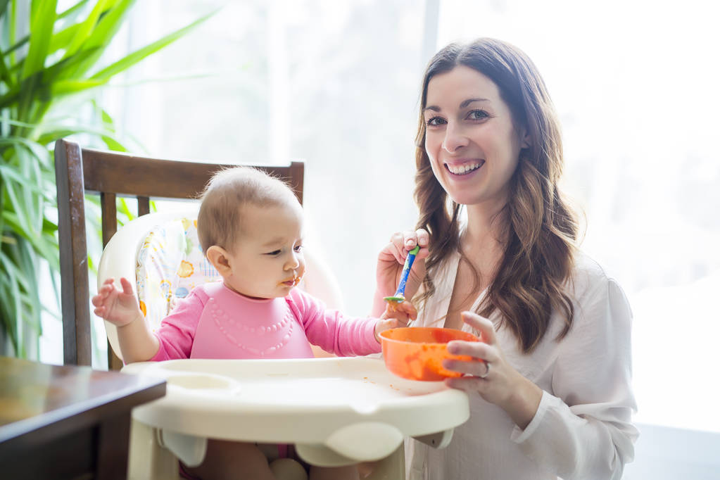 Äiti ruokinta vauva lusikalla
 - Valokuva, kuva