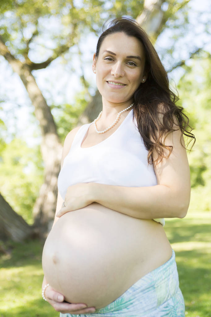 Jovem bela mulher grávida com cabelo comprido
 - Foto, Imagem