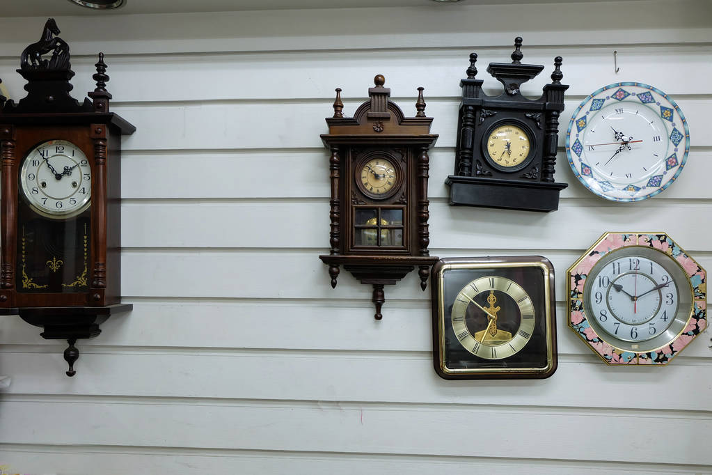 ヴィンテージ時計、ヴィンテージの壁背景の異なるスタイルの古い時計 - 写真・画像