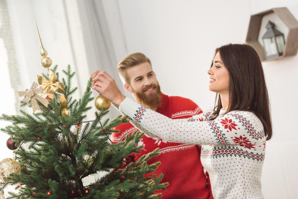 Ζευγάρι διακόσμηση χριστουγεννιάτικο δέντρο - Φωτογραφία, εικόνα