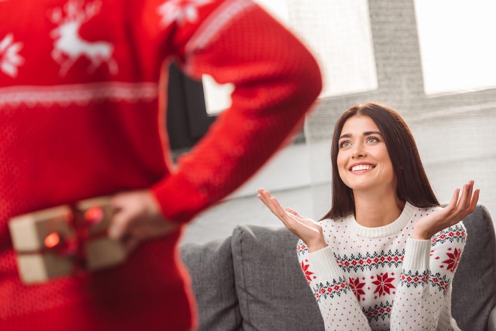muž představí vánoční dárek pro přítelkyni  - Fotografie, Obrázek