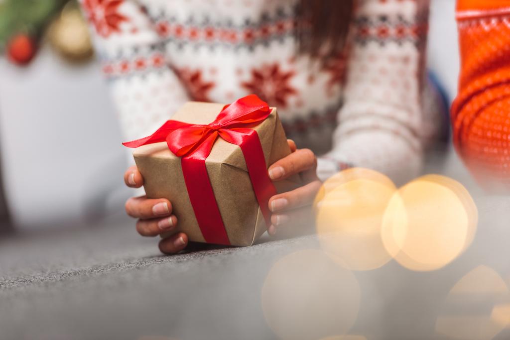 Fille exploitation cadeau de Noël
 - Photo, image