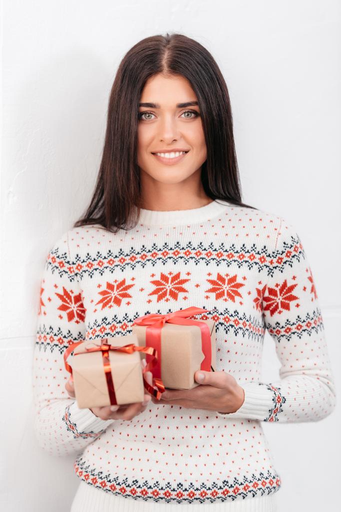 Chica sosteniendo regalos de Navidad
 - Foto, imagen