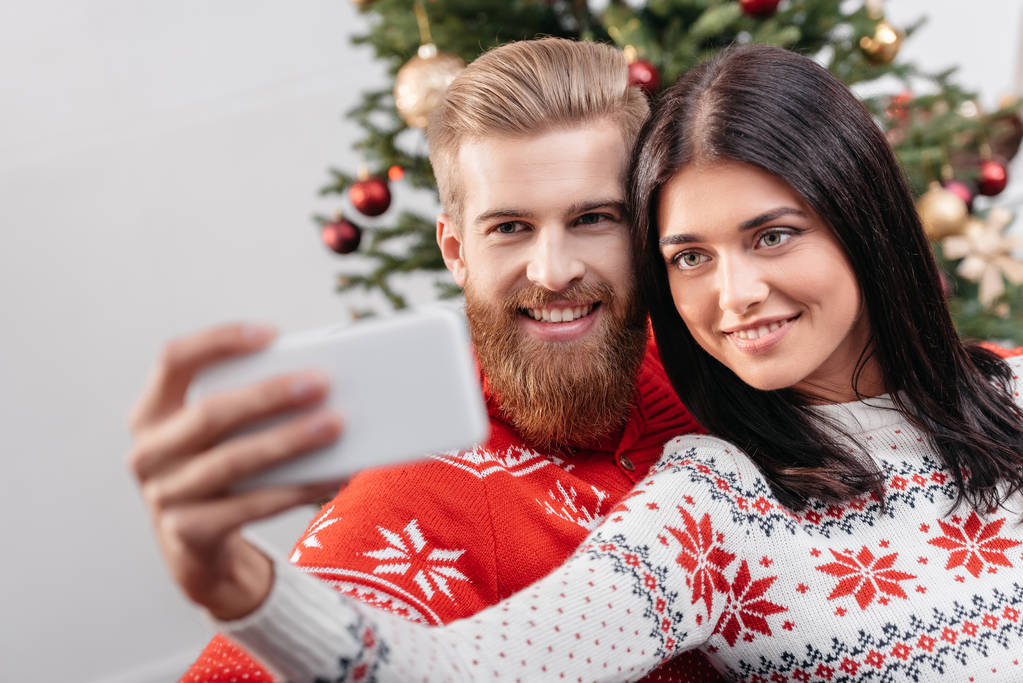 pareja tomando selfie en navidad
 - Foto, imagen
