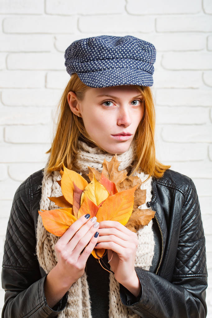 Kadın deri ceketli sonbahar yaprakları ile. - Fotoğraf, Görsel