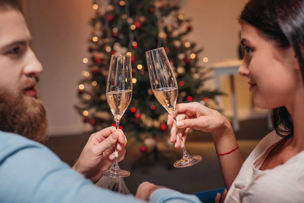 paar champagne drinken op Kerstmis - Foto, afbeelding