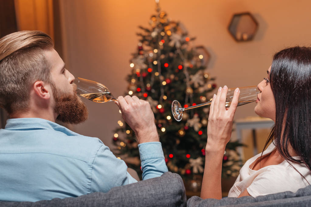 ζευγάρι πίνοντας σαμπάνια τα Χριστούγεννα - Φωτογραφία, εικόνα