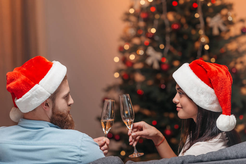 Couple boire du champagne à Noël
 - Photo, image