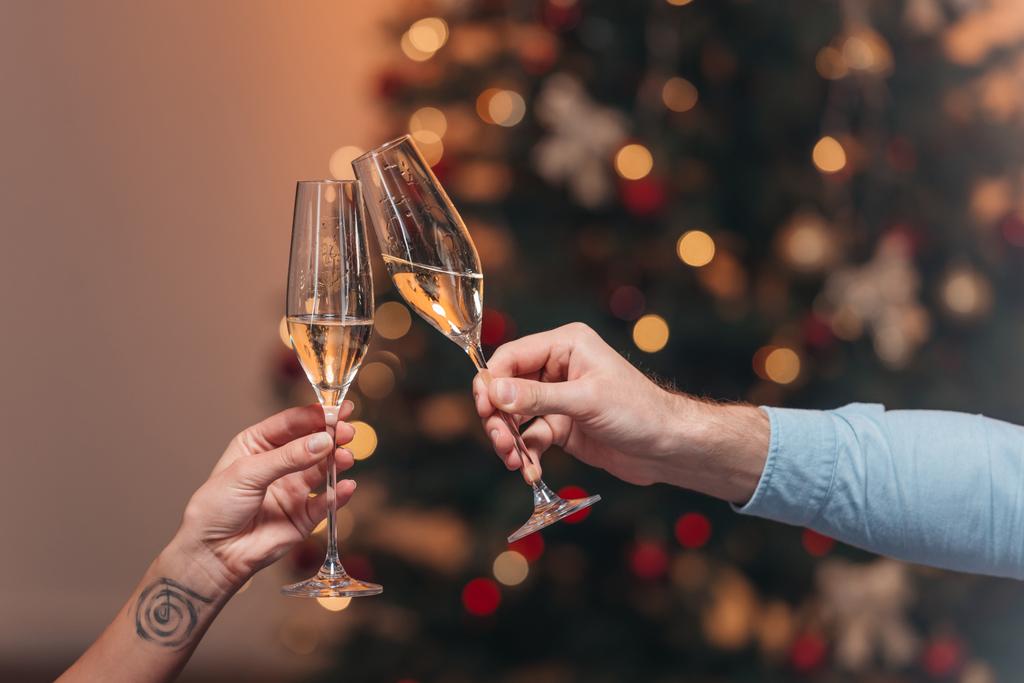 Coppia bere champagne a Natale
 - Foto, immagini