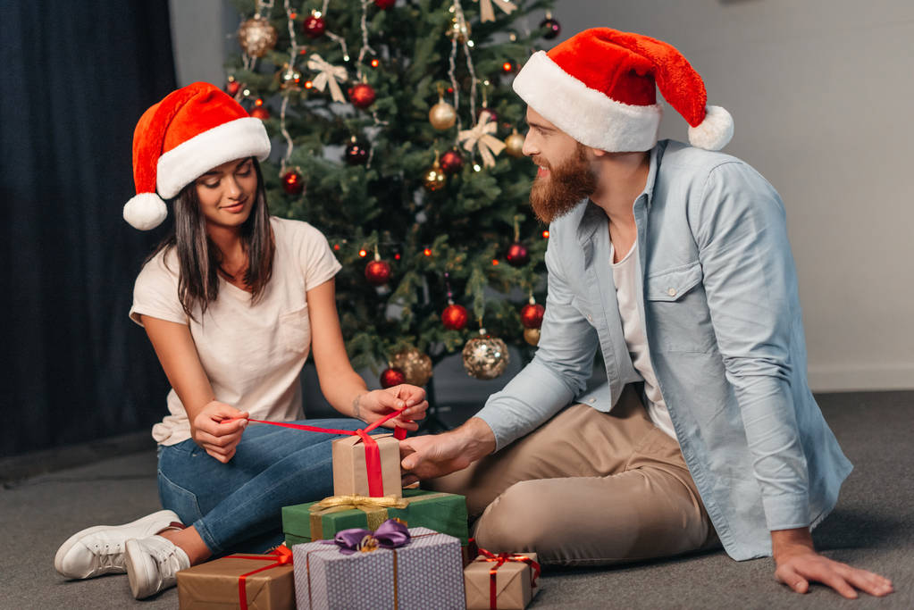 νεαρό ζευγάρι με Χριστουγεννιάτικα δώρα - Φωτογραφία, εικόνα