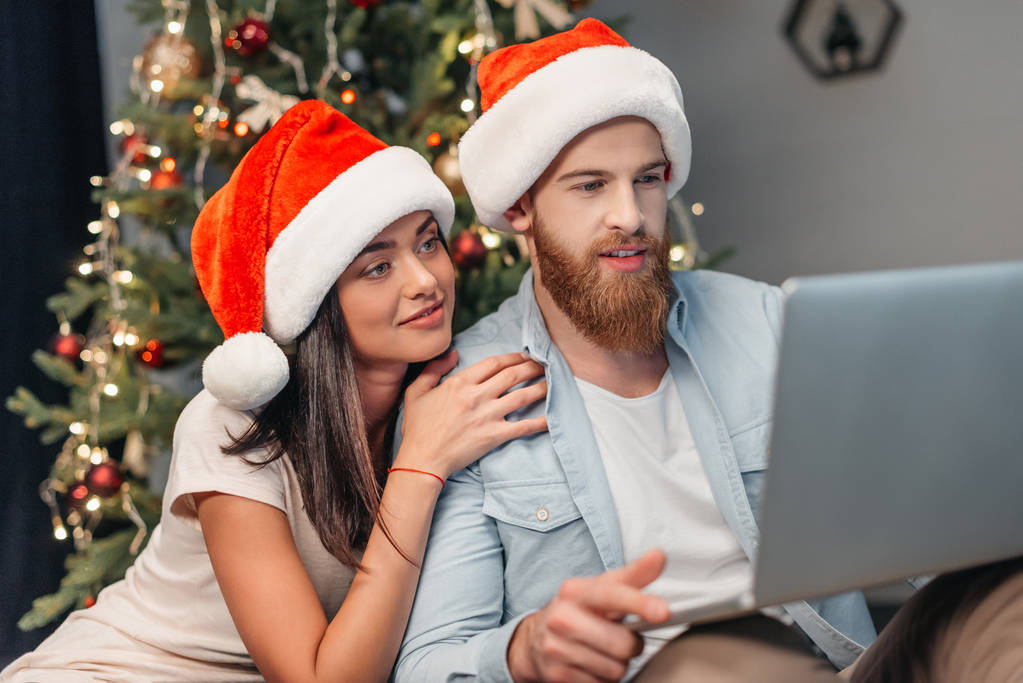 Ehepaar benutzt Laptop an Heiligabend - Foto, Bild