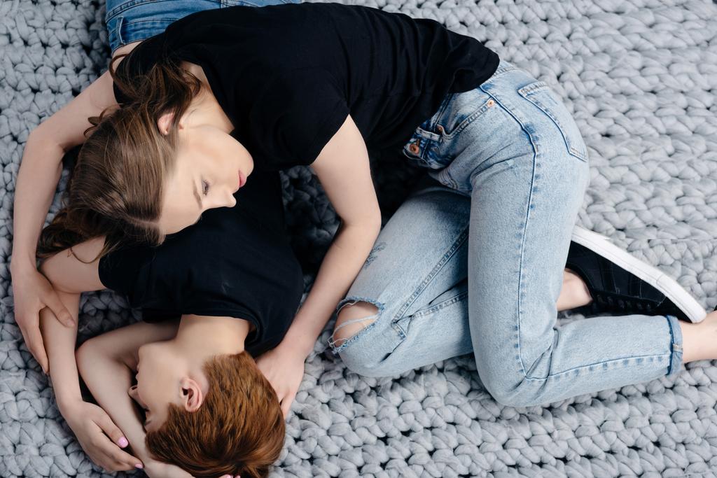 Lesbický pár leží vedle sebe - Fotografie, Obrázek