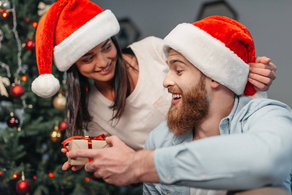 Jeune couple avec cadeau de Noël
 - Photo, image