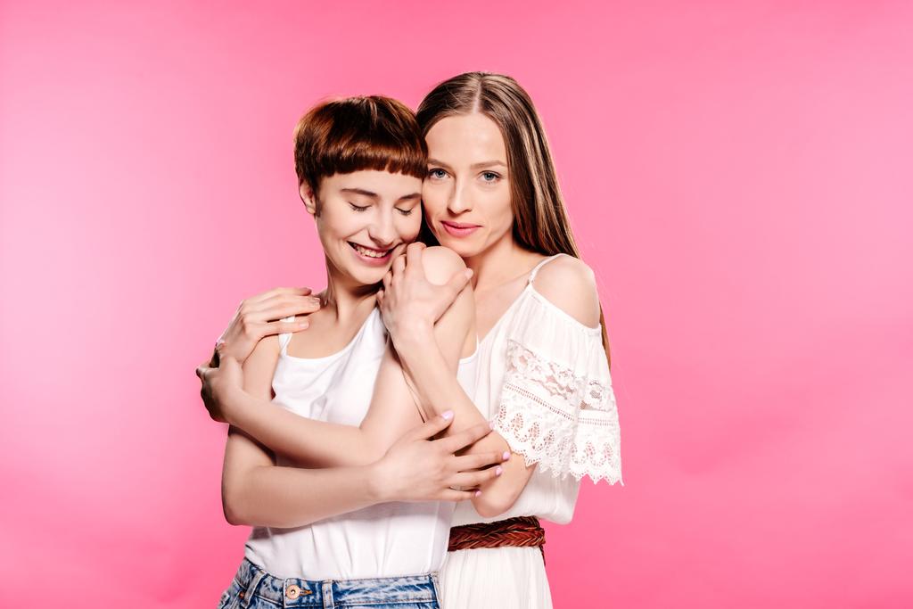 Happy lesbický pár všeobjímající Reklamní fotografie - Fotografie, Obrázek