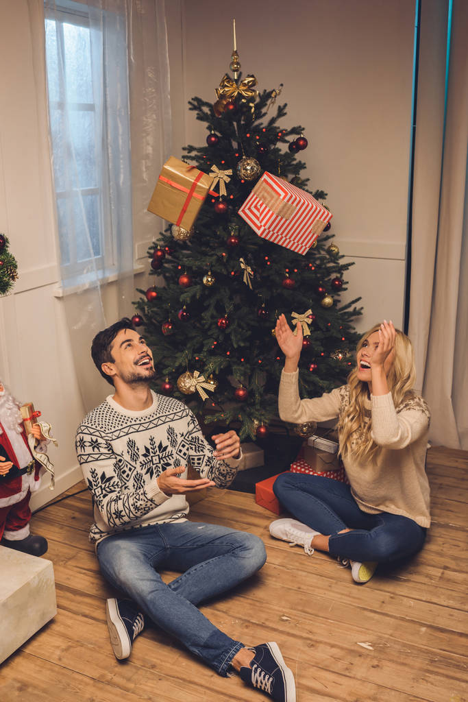 szczęśliwa para z prezentów w domu na Boże Narodzenie - Zdjęcie, obraz