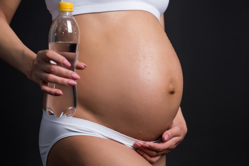 Mujer embarazada con agua
 - Foto, Imagen