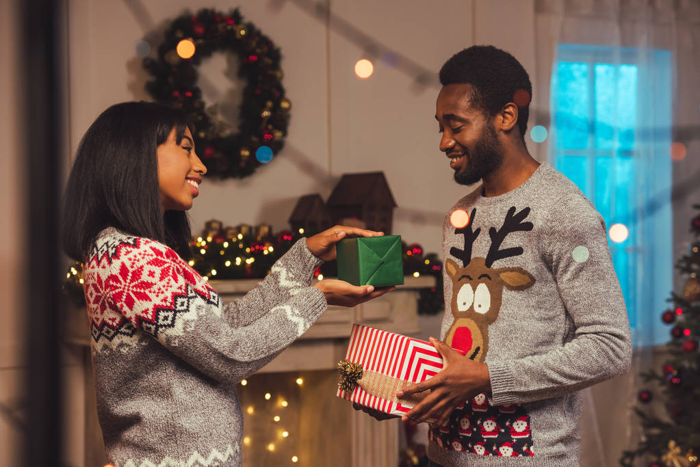ευτυχισμένο ζευγάρι Αφρικανικός Αμερικανός για τα Χριστούγεννα - Φωτογραφία, εικόνα