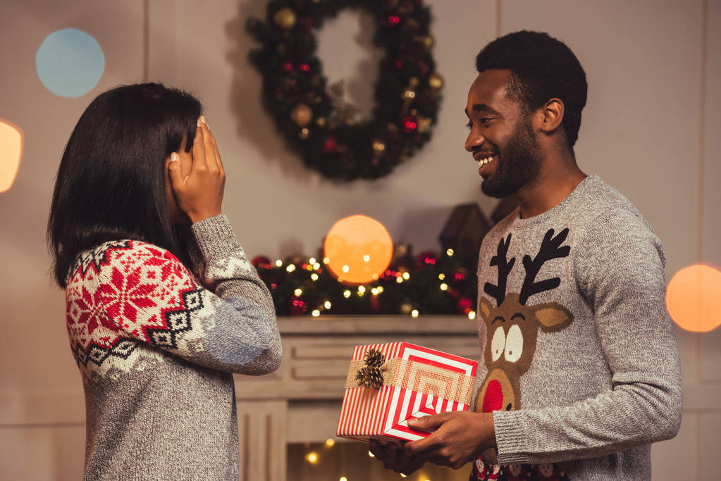 счастливая африканская американская пара на Рождество
 - Фото, изображение