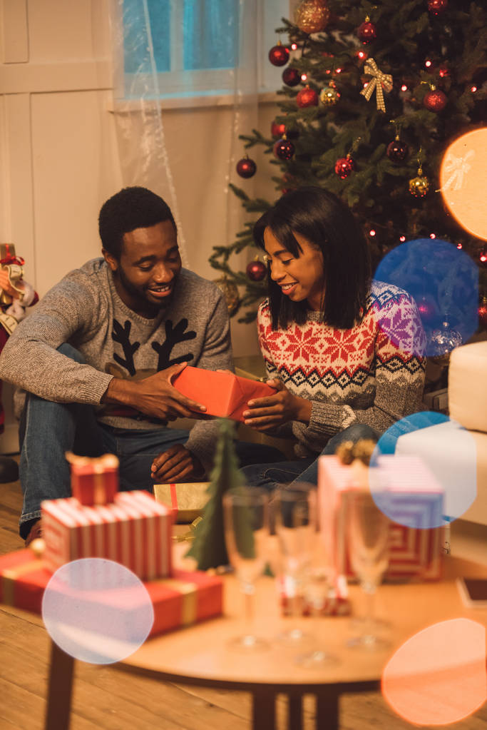 feliz casal afro-americano no Natal
 - Foto, Imagem