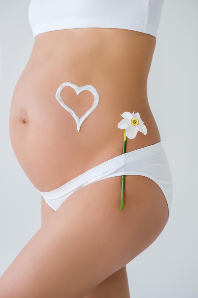 Schwangerschaftsbauch mit Blume und Herz - Foto, Bild
