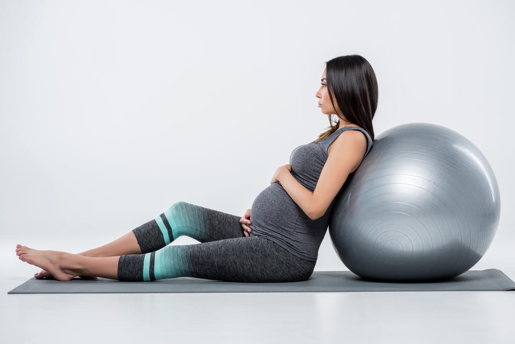 Donna incinta con palla fitness
 - Foto, immagini