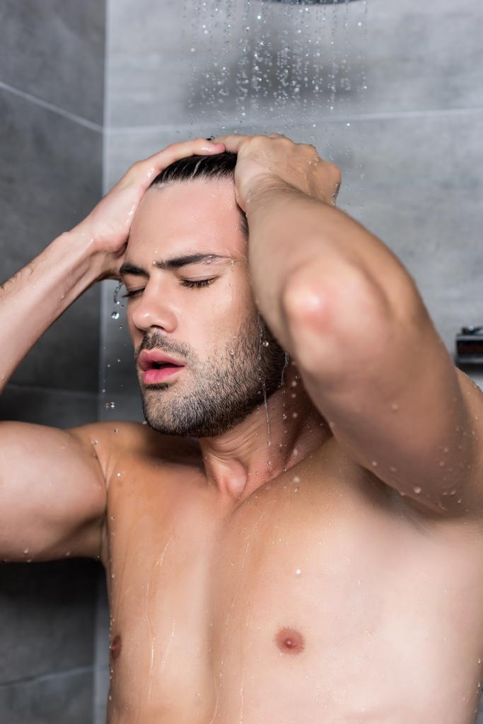 A fiatalember zuhanyozás - Fotó, kép