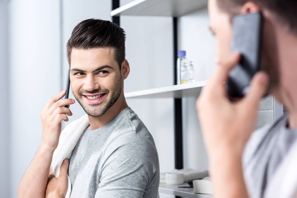 mężczyzna rozmawia przez telefon w łazience - Zdjęcie, obraz