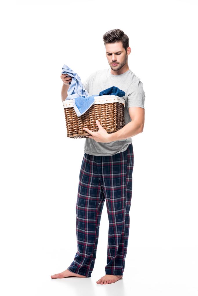 Άνθρωπος με καλάθι του πλυντηρίου - Φωτογραφία, εικόνα
