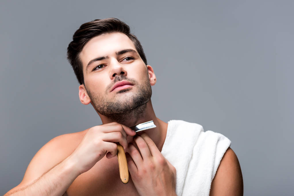 hombre afeitándose con navaja de afeitar
 - Foto, Imagen