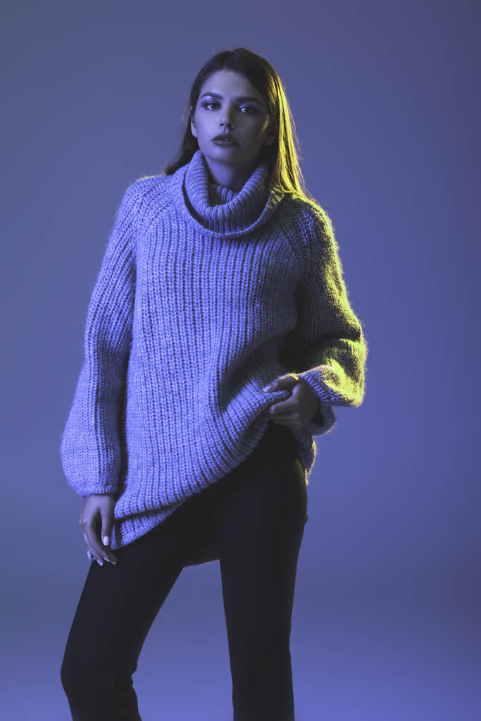 дівчина в теплому светрі
 - Фото, зображення