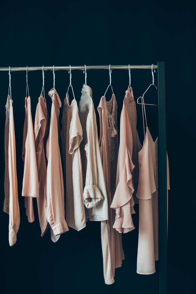 Kleidung hängt auf Kleiderständern - Foto, Bild