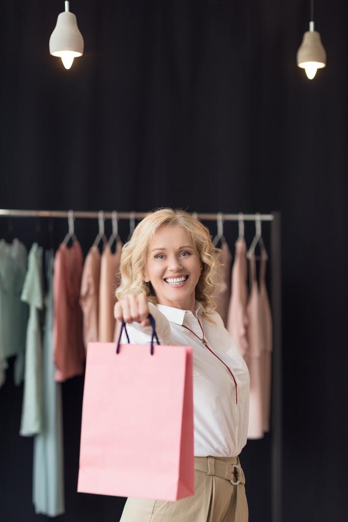 mujer con bolsas de compras en la tienda de ropa
 - Foto, Imagen
