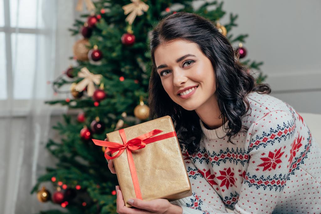 mujer sosteniendo regalo de Navidad - Foto, imagen