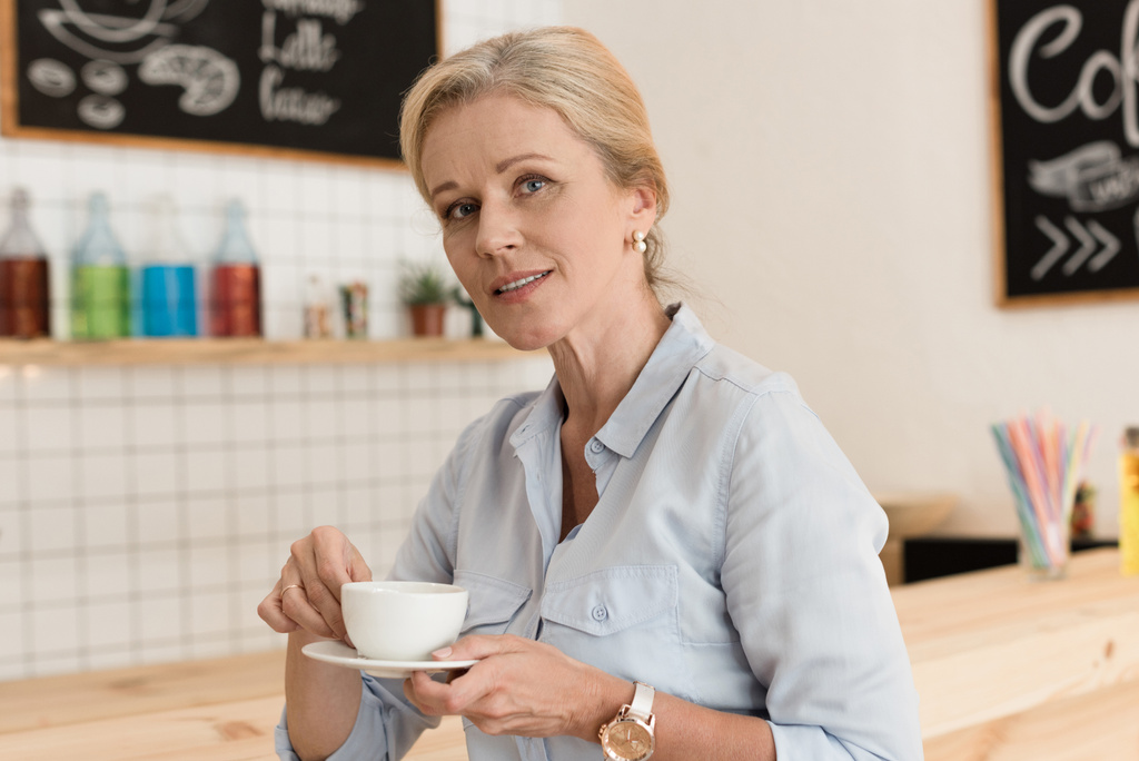 Mulher madura bebendo café
 - Foto, Imagem
