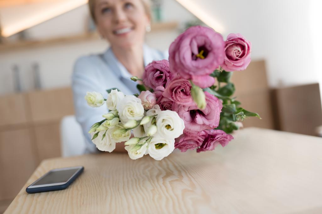 çiçekler ile olgun kadın - Fotoğraf, Görsel
