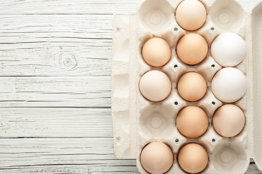 Kuřecí vejce v krabici na bílém pozadí dřevěná - Fotografie, Obrázek