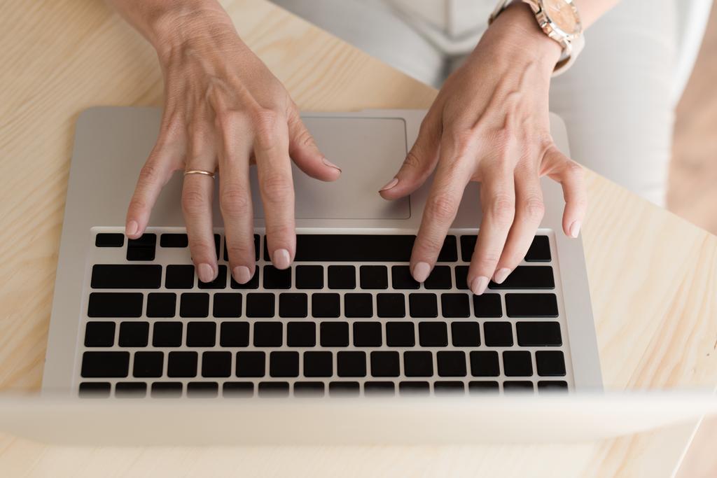 Mujer escribiendo en el ordenador portátil  - Foto, Imagen
