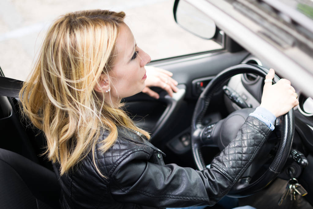 Женщина за рулем машины - Фото, изображение