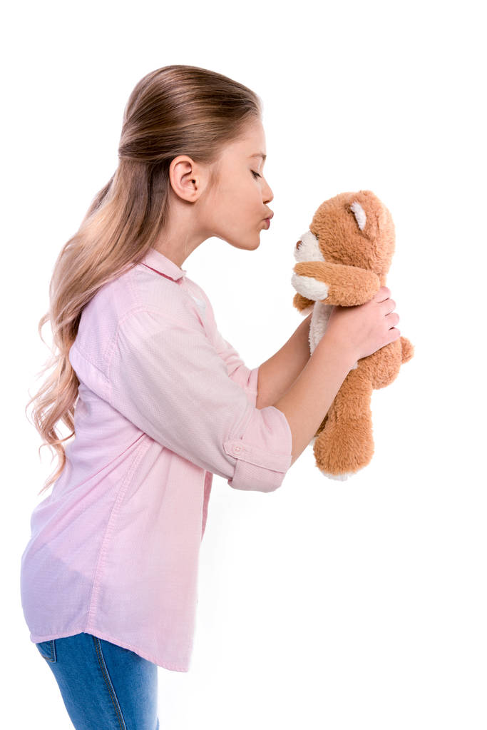 klein meisje kussen teddy bear - Foto, afbeelding