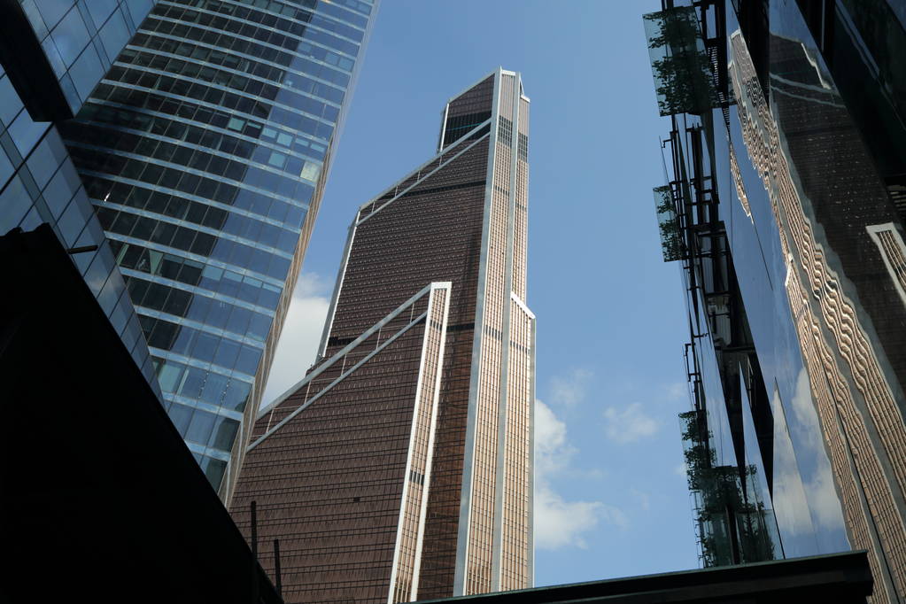 MOSCOU, RUSSIE - 13 AOÛT 2017 : Vue en angle bas des gratte-ciel de Moscou-Ville. Moscou-Ville (Moscou International Business Center) est un bâtiment commercial moderne avec un design futuriste au centre-ville
 - Photo, image