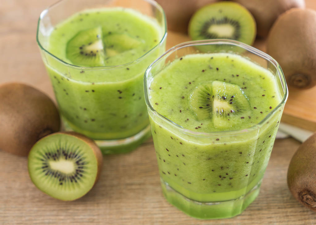 Smoothie kiwi frais sain en verre
 - Photo, image