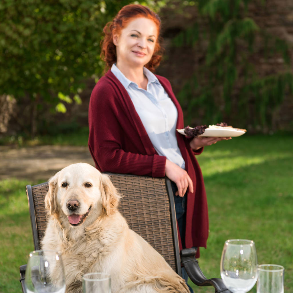 usmívající se žena a pes - Fotografie, Obrázek